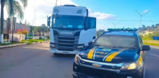 PRF flagra transporte irregular de produto perigoso junto a alimentos na Fernão Dias