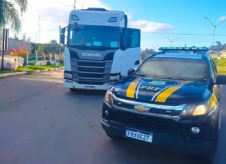 PRF flagra transporte irregular de produto perigoso junto a alimentos na Fernão Dias