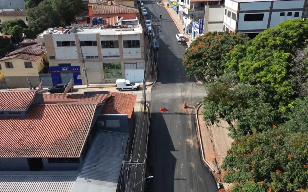 Pavimentação chega a novo trecho da Rua João Mende