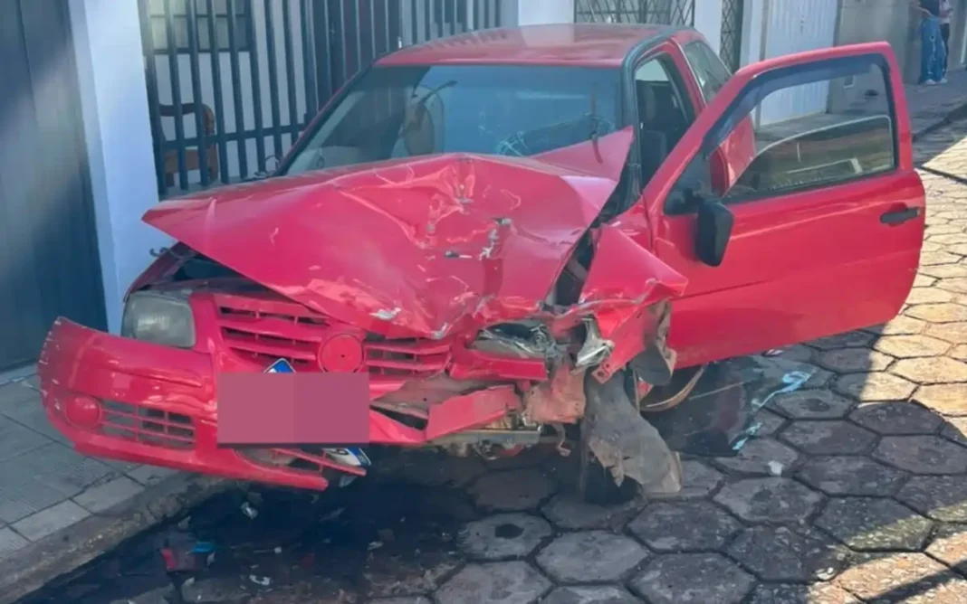 CONDUTOR DESOBEDECE ORDEM DE PARADA DA PM, FOGE, PROVOCA ACIDENTE E É PRESO EM EXTREMA