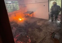 Corpo de Bombeiros combate incêndio em edificação aparentemente abandonada
