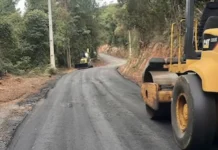 Estrada José Lamartino de Oliveira, no bairro Roseira, recebe recapeamento asfáltico em Extrema