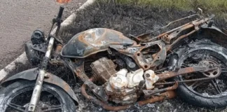 Motocicleta carbonizada é encontrada em Extrema e pode ter relação com homicídio