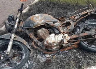 Motocicleta carbonizada é encontrada em Extrema e pode ter relação com homicídio