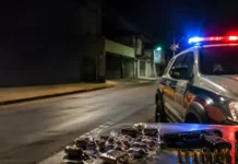 Polícia Militar apreende drogas, arma e munições durante ação no bairro Rodeio, em Extrema