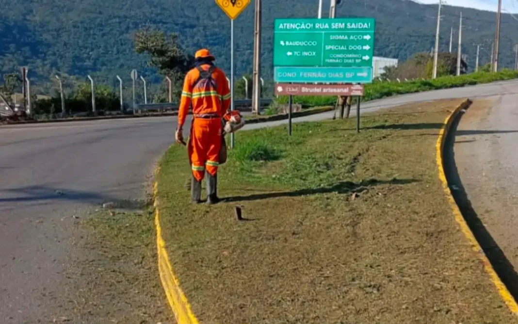 PREFEITURA INTENSIFICA SERVIÇOS DE ROÇADA NO BAIRRO DO JARDIM E REFORÇA MANUTENÇÃO URBANA