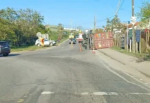 Carreta com contêiner tomba na saída de Itapeva e deixa trânsito lento