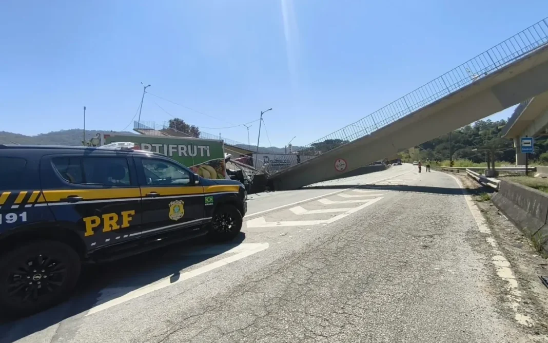 Duas pessoas morrem após passarela desabar sobre carro na Fernão Dias, em Vargem
