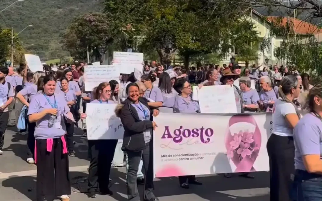 EXTREMA PROMOVE CAMINHADA DO AGOSTO LILÁS EM ALUSÃO AOS 20 ANOS DA LEI MARIA DA PENHA