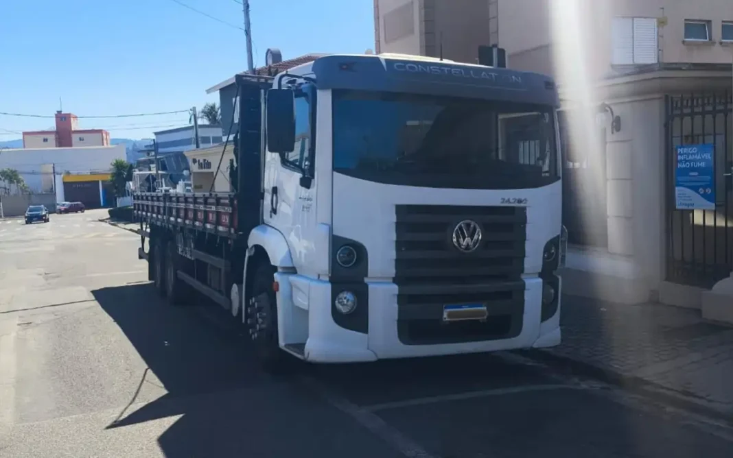 HOMEM É PRESO EM FLAGRANTE COM CAMINHÃO FURTADO E PLACAS ADULTERADAS