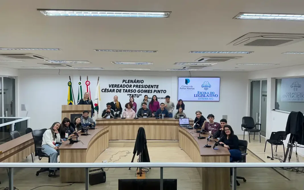 Câmara de Portas Abertas recebe alunos do Senai de Extrema