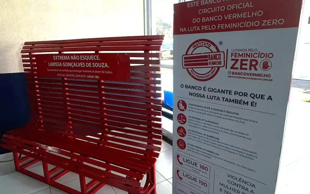 Extrema passa a contar com Banco Vermelho como símbolo de enfrentamento à violência contra a mulher