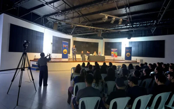 ESCOLA LIVRE DE CINEMA APRESENTA AUDIOVISUAL COMO CAMINHO PROFISSIONAL PARA JOVENS DE EXTREMA