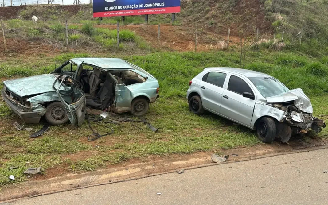 Homem morre após acidente envolvendo três veículos na SP-036, em Joanó