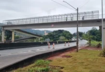 Nova passarela de pedestres da Fernão Dias, em Vargem, será liberada nesta sexta-feira
