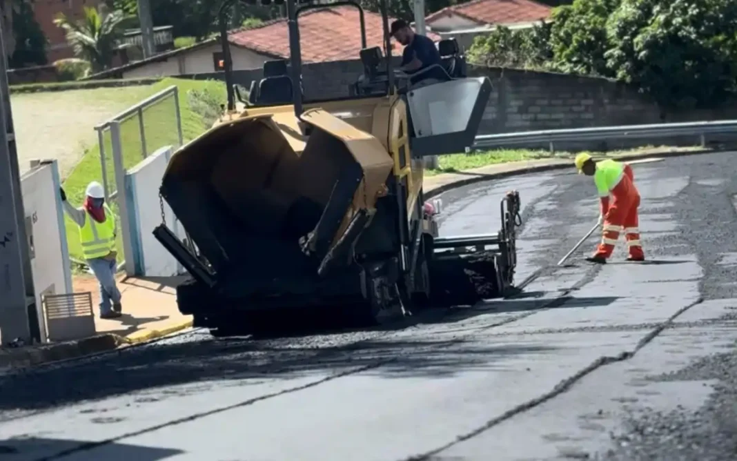 Programa Abraça Extrema leva pavimentação ao bairro do Mantiqueira